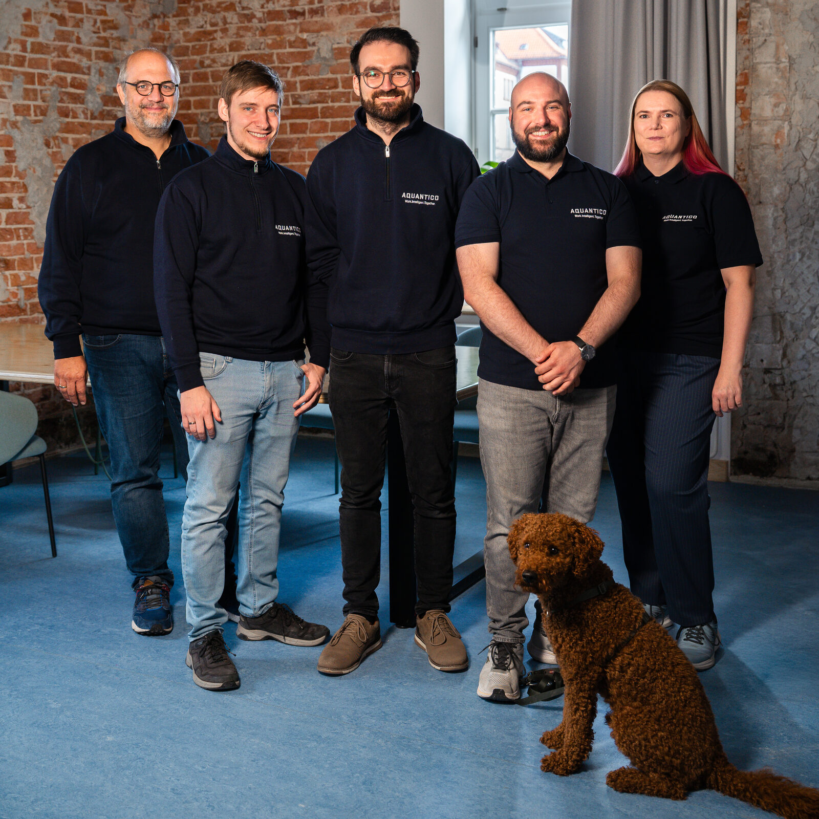 Das Aquantico-Team: Wolf, Markus, Simon, Philipp und Petra mit Bürohund Freddie